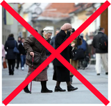Prečrtana fotografija starejših ljudi na sprehodu